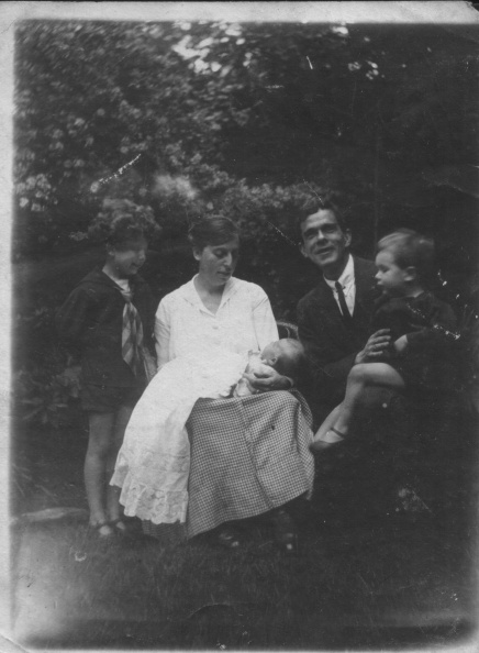 Pop_ Pem with John_ Peter _amp_ Barbara Glenny about 1921.jpeg